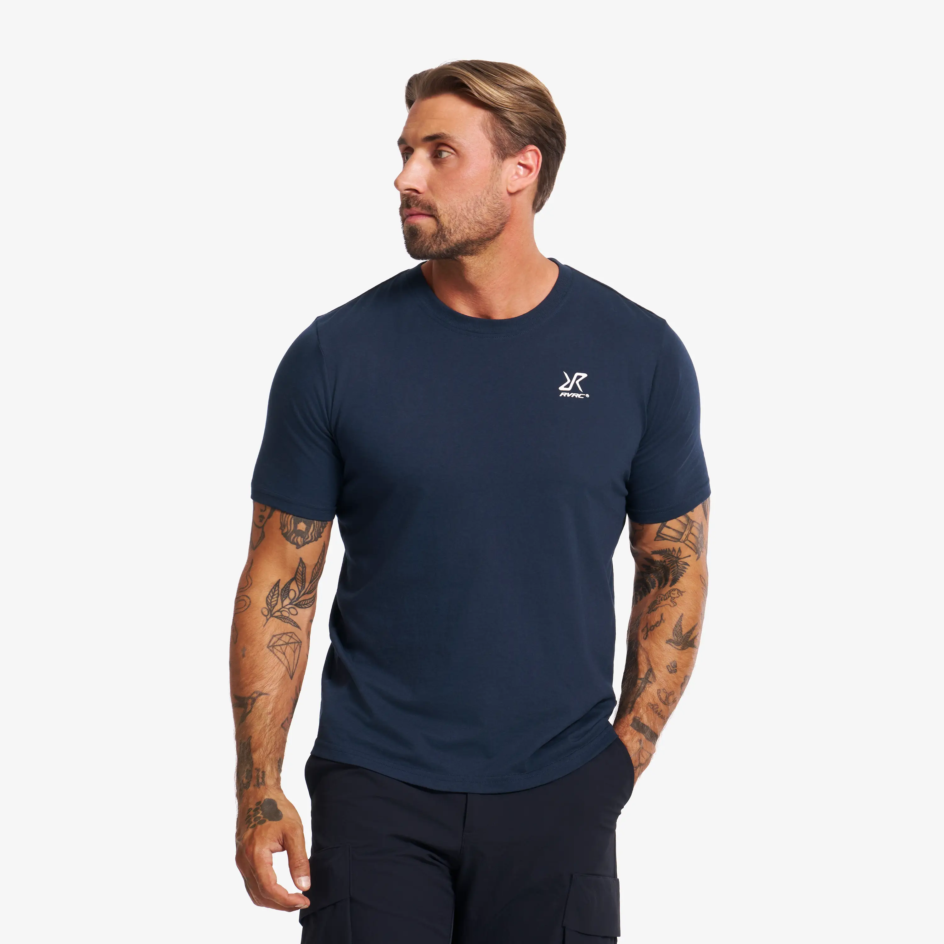 Valitse väri Deep Navy.